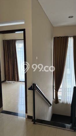 Disewakan! Rumah 3 Kamar Tidur &
4 Kamar Mandi di Cigadung, Bandung Disewakan! Rumah 3 Kamar Tidur &
4 Kamar Mandi di Cigadung, Bandung