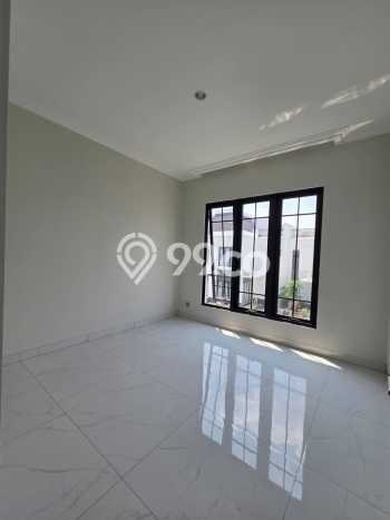 Sewa Rumah Murah di Summarecon Crown Gading Bekasi dengan 4 Kamar Tidur Sewa Rumah Murah di Summarecon Crown Gading Bekasi dengan 4 Kamar Tidur