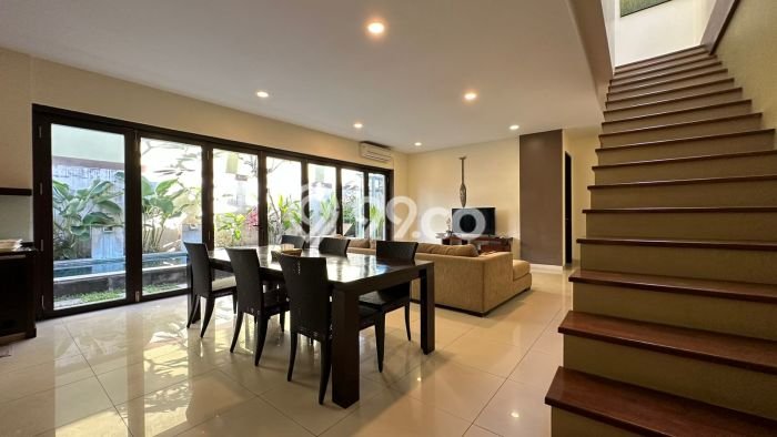 HARGA MENARIK! Vila Kawasan , Dimensi 303m2m², Kawasan Asri dan aman HARGA MENARIK! Vila Kawasan , Dimensi 303m2m², Kawasan Asri dan aman