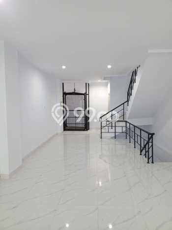 Ruko Dijual di Prime Area Jakarta Barat Luas 270m2 Ruko Dijual di Prime Area Jakarta Barat Luas 270m2