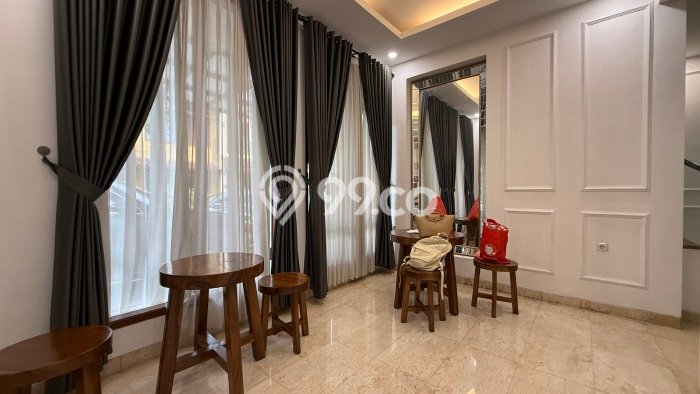 Ready to Use! Luxury House LT 216m2 Desain Elegan di Pejaten Ready to Use! Luxury House LT 216m2 Desain Elegan di Pejaten