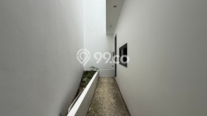 For Sale Rumah 4 Kamar Lokasi Ideal Bagus dan Strategis di Cinere For Sale Rumah 4 Kamar Lokasi Ideal Bagus dan Strategis di Cinere