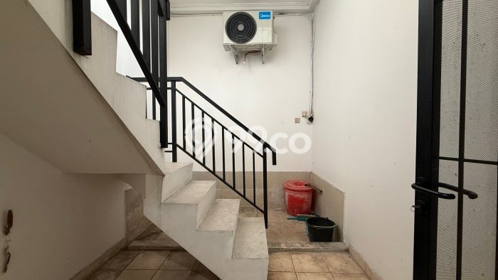 Ready to Use! Luxury House LT 216m2 Desain Elegan di Pejaten Ready to Use! Luxury House LT 216m2 Desain Elegan di Pejaten