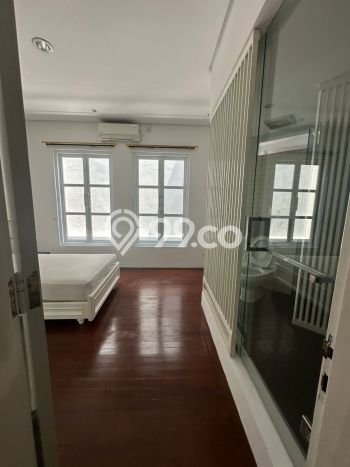 Hunian Modern dengan LT 422m2 & LB 650m2 Disewakan di Pondok Indah Hunian Modern dengan LT 422m2 & LB 650m2 Disewakan di Pondok Indah