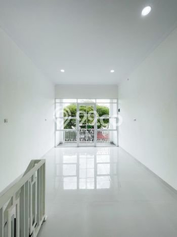 LOKASI STRATEGIS! Ruko Kawasan , Luas 100m2m², Jalan Strategis LOKASI STRATEGIS! Ruko Kawasan , Luas 100m2m², Jalan Strategis