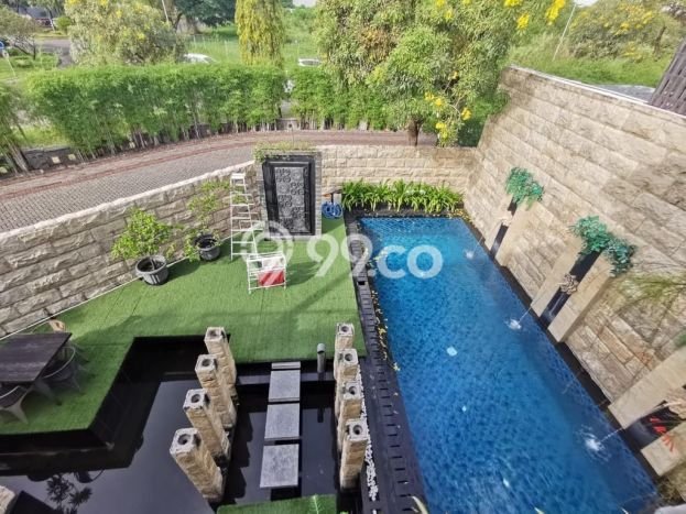 Ready to Use! Premium House LT 314m2 Desain Elegan di Sukomanunggal Ready to Use! Premium House LT 314m2 Desain Elegan di Sukomanunggal