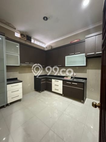 Ready to Use! Luxury House LT 230m2 Desain Elegan di Surabaya Kota Ready to Use! Luxury House LT 230m2 Desain Elegan di Surabaya Kota
