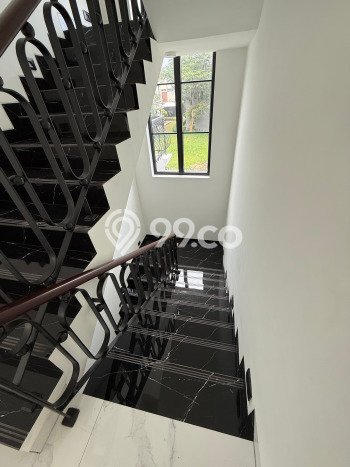 Siap Huni Hunian Elit 4 Kamar di BSD Dekat ke Mana Pun Siap Huni Hunian Elit 4 Kamar di BSD Dekat ke Mana Pun