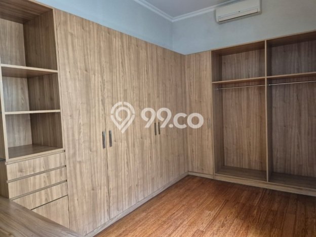 Sewa Rumah Strategis LT 483m2 / LB 500m2 di Pondok Indah, Jakarta Selatan Sewa Rumah Strategis LT 483m2 / LB 500m2 di Pondok Indah, Jakarta Selatan