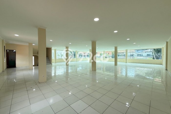 Unit Komersial Dijual di Kebayoran Baru Jakarta Selatan Luas Tanah 565m2, Luas Bangunan 1200m2 Unit Komersial Dijual di Kebayoran Baru Jakarta Selatan Luas Tanah 565m2, Luas Bangunan 1200m2