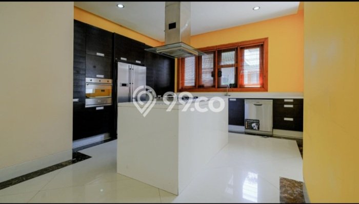 Sewa Rumah Nyaman LT 600m2 / LB 800m2 di Pondok Indah, Jakarta Selatan Sewa Rumah Nyaman LT 600m2 / LB 800m2 di Pondok Indah, Jakarta Selatan