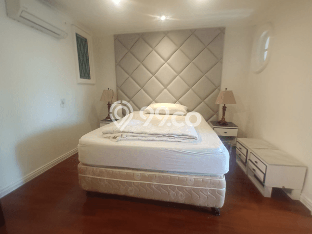 Rumah Kondisi Baik Disewakan di Pondok Indah, Jakarta Selatan LT 422m2, LB 650m2 Rumah Kondisi Baik Disewakan di Pondok Indah, Jakarta Selatan LT 422m2, LB 650m2