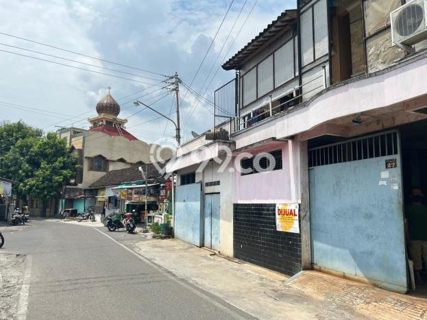 For Sale Rumah 3 Kamar Lokasi Ideal Bagus dan Strategis di Laweyan For Sale Rumah 3 Kamar Lokasi Ideal Bagus dan Strategis di Laweyan