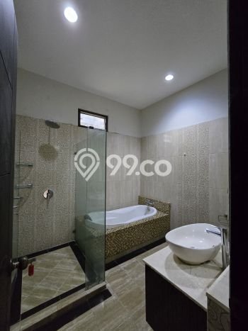 Rumah Luas Asri 5 KT Siap Huni di Lippo Karawaci Tangerang Rumah Luas Asri 5 KT Siap Huni di Lippo Karawaci Tangerang