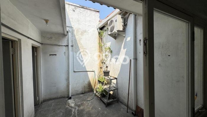 Rumah Modern Cantik 5 Kamar Siap Huni di Simokerto Rumah Modern Cantik 5 Kamar Siap Huni di Simokerto
