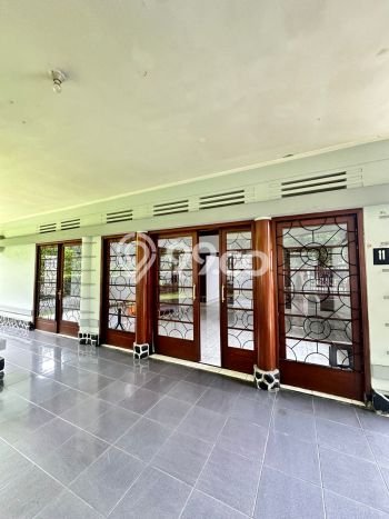 Ready to Use! Luxury House LT 843m2 Desain Elegan di Supratman Ready to Use! Luxury House LT 843m2 Desain Elegan di Supratman