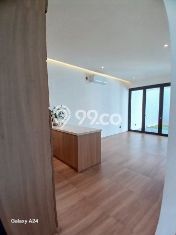 Rumah Elit Modern Tanpa Renovasi di Joglo Jakarta Barat Rumah Elit Modern Tanpa Renovasi di Joglo Jakarta Barat