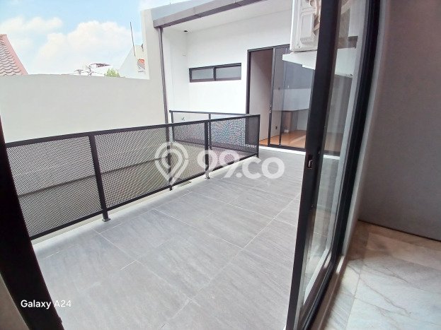 Rumah Elit Modern Tanpa Renovasi di Joglo Jakarta Barat Rumah Elit Modern Tanpa Renovasi di Joglo Jakarta Barat
