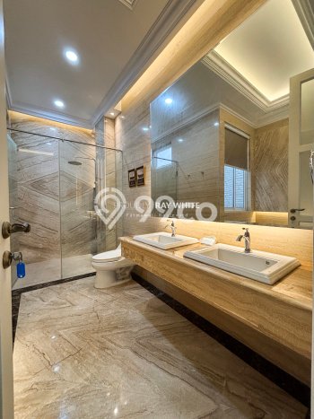 Rumah Luxury Modern Tanpa Renovasi di Pondok Indah Jakarta Selatan Rumah Luxury Modern Tanpa Renovasi di Pondok Indah Jakarta Selatan
