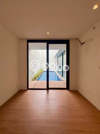Ready to Use! Luxury House LT 161m2 Desain Elegan di Kemang Ready to Use! Luxury House LT 161m2 Desain Elegan di Kemang