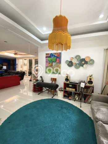 Rumah Elit Modern Tanpa Renovasi di Pondok Indah Jakarta Selatan Rumah Elit Modern Tanpa Renovasi di Pondok Indah Jakarta Selatan