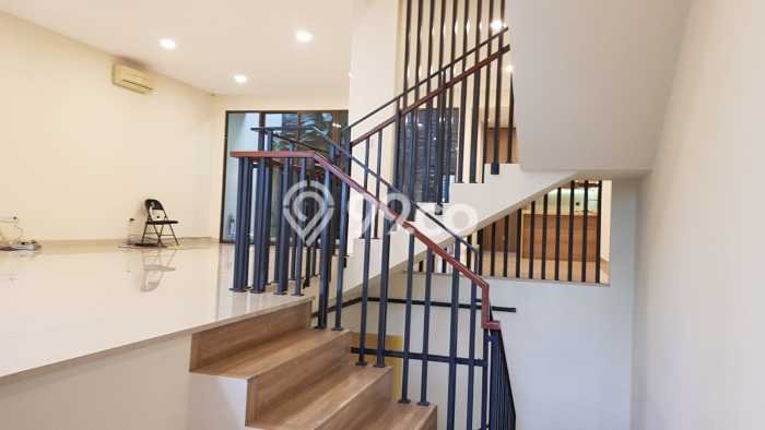 Disewakan! Rumah 3 Kamar Tidur &
3 Kamar Mandi di Pondok Indah, Jakarta Selatan Disewakan! Rumah 3 Kamar Tidur &
3 Kamar Mandi di Pondok Indah, Jakarta Selatan
