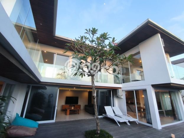 FOR SALE! Vila Kawasan , Luas 405m2m², Posisi Premium FOR SALE! Vila Kawasan , Luas 405m2m², Posisi Premium