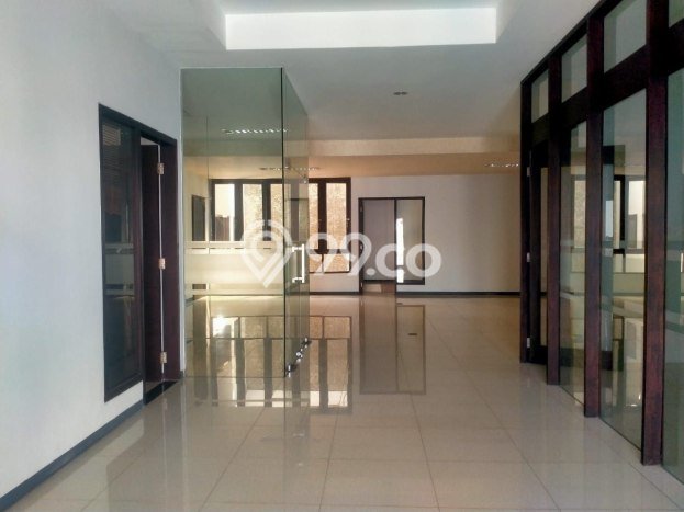 Hunian Elit dengan LT 300m2 & LB 600m2 Disewakan di Surabaya Hunian Elit dengan LT 300m2 & LB 600m2 Disewakan di Surabaya