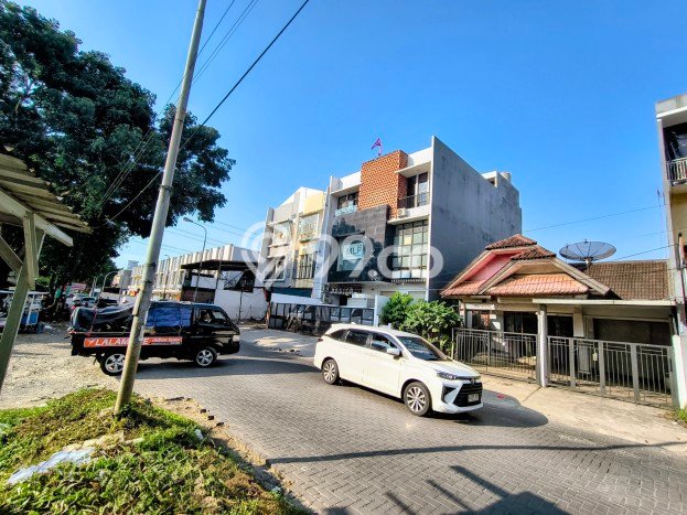 Ready to Use! Premium House LT 215m2 Desain Elegan di Gading Serpong Ready to Use! Premium House LT 215m2 Desain Elegan di Gading Serpong