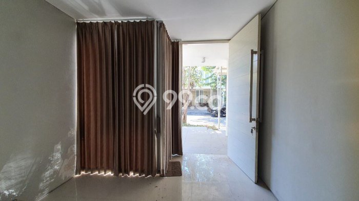 Rumah Elit Modern Tanpa Renovasi di Lidah Wetan Surabaya Rumah Elit Modern Tanpa Renovasi di Lidah Wetan Surabaya