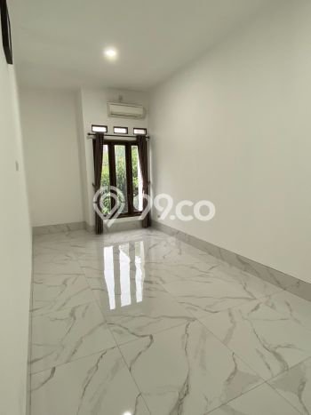 For Sale Hunian Rumah Terawat 5 Kamar di Jatiwaringin, Bekasi For Sale Hunian Rumah Terawat 5 Kamar di Jatiwaringin, Bekasi