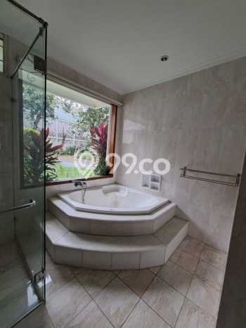 Ready to Use! Luxury House LT 1130m2 Desain Elegan di Kemang Ready to Use! Luxury House LT 1130m2 Desain Elegan di Kemang