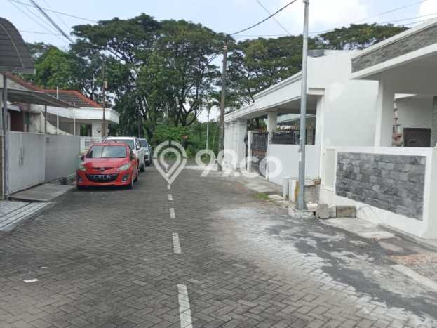 Rumah Strategis Modern Lb 96m2 di Wiyung, Surabaya Rumah Strategis Modern Lb 96m2 di Wiyung, Surabaya