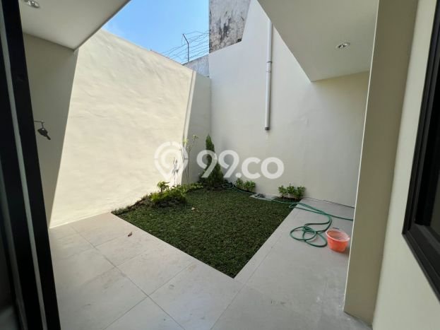 Rumah Modern 5 KT di Dukuh Kupang Surabaya Rumah Modern 5 KT di Dukuh Kupang Surabaya