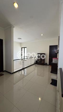 Rumah Mewah LB 250m2 Siap Pakai Desain Elegan di Nginden, Surabaya Rumah Mewah LB 250m2 Siap Pakai Desain Elegan di Nginden, Surabaya
