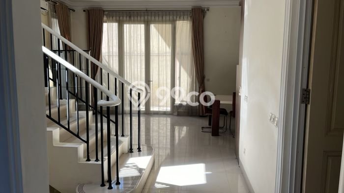 Hunian Mewah Siap Huni LT 288m2 di BSD, Tangerang Selatan Hunian Mewah Siap Huni LT 288m2 di BSD, Tangerang Selatan