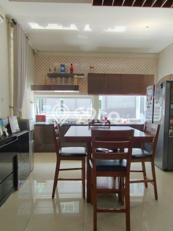 Hunian Elit LB 260m2 Siap Huni Desain Elegan di Bintaro, Tangerang Selatan Hunian Elit LB 260m2 Siap Huni Desain Elegan di Bintaro, Tangerang Selatan