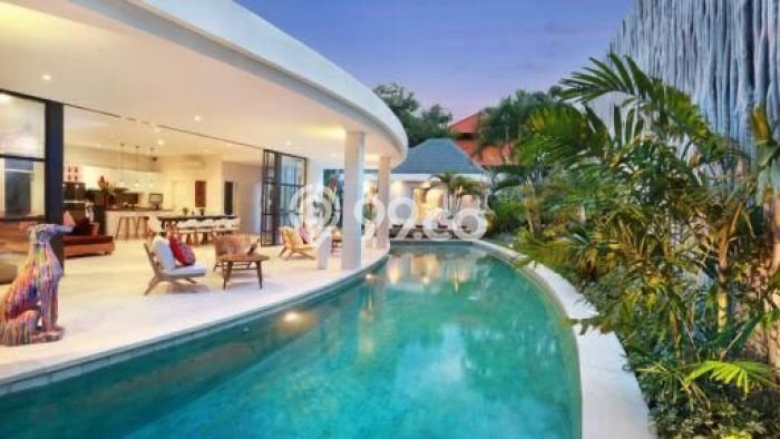 Hunian Modern dengan LT 600m2 & LB 300m2 Dikontrakkan di Seminyak Hunian Modern dengan LT 600m2 & LB 300m2 Dikontrakkan di Seminyak