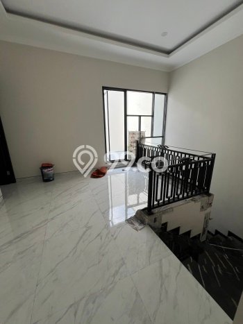 Ready to Use! Premium House LT 160m2 Desain Elegan di Manyar Ready to Use! Premium House LT 160m2 Desain Elegan di Manyar