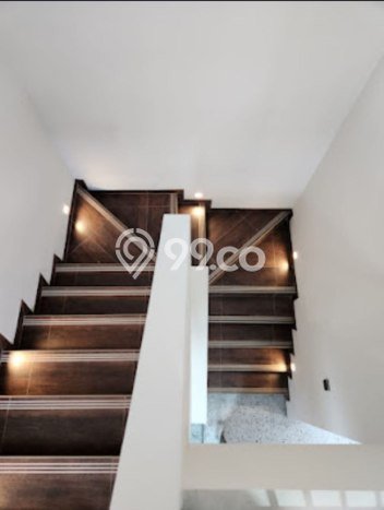 Rumah Modern 4 KT di Bintaro Tangerang Selatan Semi Furnished Rumah Modern 4 KT di Bintaro Tangerang Selatan Semi Furnished