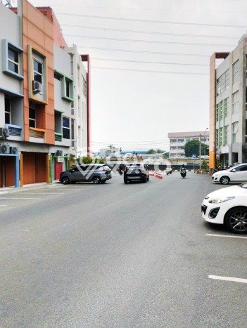 Ruko Dijual di Jakarta Barat LT 60m2 & LB 180m2 Lokasi Terbaik! Ruko Dijual di Jakarta Barat LT 60m2 & LB 180m2 Lokasi Terbaik!