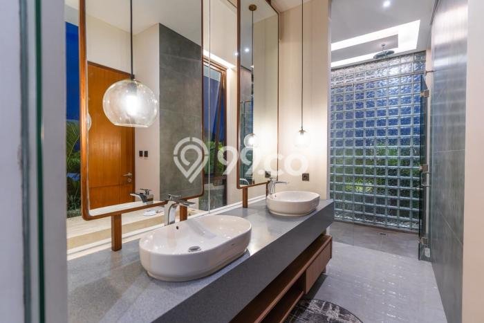 Ready to Use! Premium House LT 352m2 Desain Modern di Seminyak Ready to Use! Premium House LT 352m2 Desain Modern di Seminyak