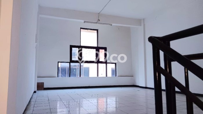 Ruko Disewa di Surabaya dengan LB 135m2 Area Komersial Ramai Ruko Disewa di Surabaya dengan LB 135m2 Area Komersial Ramai