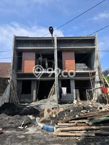 For Sale Rumah 5 Kamar Lokasi Ideal Nyaman dan Strategis di Rungkut For Sale Rumah 5 Kamar Lokasi Ideal Nyaman dan Strategis di Rungkut