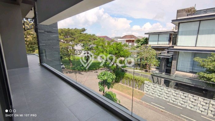 Rumah Luxury Modern Tanpa Renovasi di Pakuwon City Surabaya Rumah Luxury Modern Tanpa Renovasi di Pakuwon City Surabaya