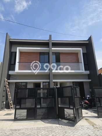 Rumah Modern Cantik 5 KT Bisa Langsung Pindah di Rungkut Rumah Modern Cantik 5 KT Bisa Langsung Pindah di Rungkut