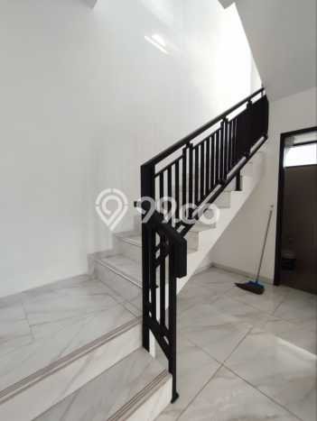 Rumah Mewah LB 210m2 Siap Pakai Desain Elegan di Meruya, Jakarta Barat Rumah Mewah LB 210m2 Siap Pakai Desain Elegan di Meruya, Jakarta Barat