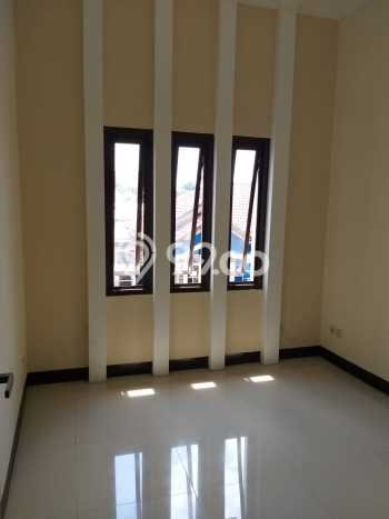 Ready to Use! Premium House LT 170m2 Desain Elegan di Cimahi Ready to Use! Premium House LT 170m2 Desain Elegan di Cimahi