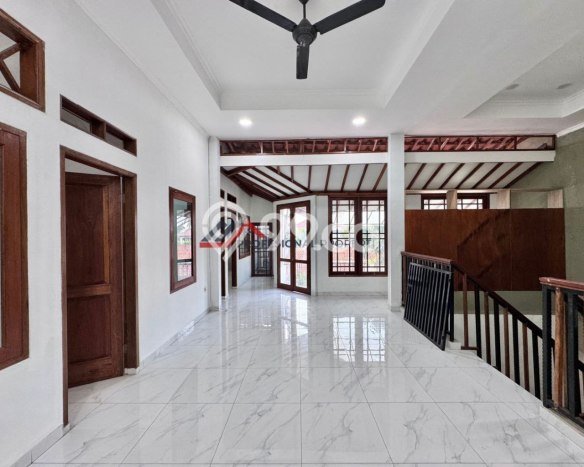 Rumah Mewah Dijual LT 240m2 di Cinere, Depok Rumah Mewah Dijual LT 240m2 di Cinere, Depok