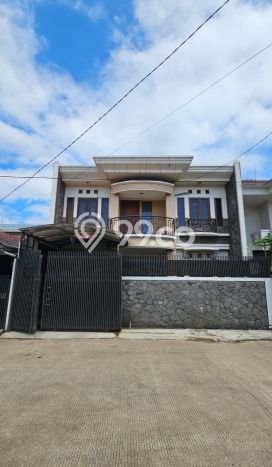 Rumah Modern 4 KT di Taman Holis Indah Bandung Semi Furnished Rumah Modern 4 KT di Taman Holis Indah Bandung Semi Furnished